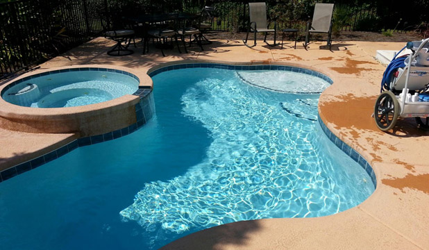 Pool-Cleaning-in-Florida[1]